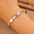 Détail du bracelet arbre de vie en argent avec relief floral et zircons blancs brillants - Fleur (Zircon Blanc)
