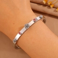 Vue détaillée du bracelet en acier inoxydable argenté avec fleurs et pierres rouges - Fleur (Zircon Rose)