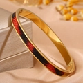Dettaglio del bracciale dorato in acciaio inossidabile con intarsio leopardato rosso e nero - Oro Pelle Rossa e Nera