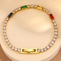 Détail du bracelet tennis en titane doré avec zircons colorés sur un support d'exposition - Bracelet Pavé de Zircone Coloré