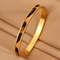 Detalle de brazalete de acero dorado con estampado de leopardo y acabado pulido - Brazalete de Leopardo Dorado
