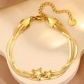 Détail du bracelet multi-rangs doré avec pampilles étoiles et fermoir ajustable à cœur - Bracelet Étoile Trois Couches Or