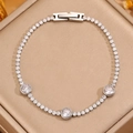 Élégant bracelet tennis argenté avec trois grands zircons sertis clos sur une boîte dorée - Style Zirconia Argenté