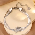Détail du bracelet argenté à trois couches avec mailles serpent et étoiles de mer - Bracelet Étoile de Mer Trois Couches Argent