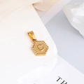 Pendentif hexagonal en acier titane doré avec lettre C en relief et texture mate - Lettre C