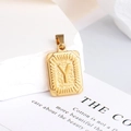Macro-opname van een gouden rechthoekige hanger met letter Y en zonnestraal-textuur - Letter Y