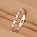 Bracelet jonc en acier argenté avec motifs de roses et strass brillants sur charnière - Camélia Zircone Blanche (6024824105544)
