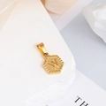 Ciondolo esagonale minimalista in acciaio inossidabile placcato oro 18K con lettera W incisa - Lettera W