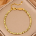 Detail eines grün gewebten Armbands mit Goldperlen, Karabinerverschluss und Verlängerung - Hellgrün