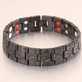 Détail macro du bracelet magnétique en acier inoxydable pour homme à relief roche - Bracelet Magnétique Motif Noir