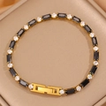 Dettaglio bracciale dorato con alternanza di pietre nere rettangolari e bianche rotonde - Nero + Bianco