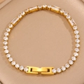 Dettaglio del bracciale tennis placcato oro in acciaio inossidabile con pietre di zirconi - Strass Bianchi