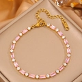 Dettaglio del bracciale tennis dorato con zirconi rosa e incisione K18 sul finale - Rosa Strass