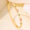 Elegante bracciale rigido dorato con cuori in smalto rosa e accenti di zirconi lucidi - Bracciale Rigido Strass Cuore Rosa Oro