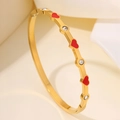 Bracciale rigido in titanio dorato con cuori in smalto rosso e cristalli lucidi - Bracciale Rigido Strass Cuore Rosso Oro