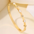 Elegante bracciale rigido dorato con cuori in smalto bianco e brillanti pietre di zircone - Bracciale Rigido Strass Cuore Bianco Oro