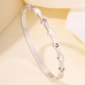 Bracciale a cuore color argento con gocce di smalto bianco e pietre di cristallo - Bracciale Rigido Smalto Cuore Bianco Argento