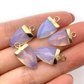 Colgantes de ópalo púrpura en forma de flecha con ganchos dorados para joyería DIY - Estilo Punta de Flecha / 10x19mm / Ópalo