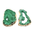 Onregelmatige groene druzy kristallen hanger met vergulde rand en metalen ring - Kleine Maat / Groen
