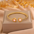 Bracelet jonc torsadé doré avec œil de cœur rose et motif de clé grecque classique - Motif Cercle Rose