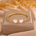 Bracelet torsadé doré ouvert avec breloques cœurs roses et détails de motifs étoiles - Cœur Rose