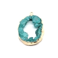 Onregelmatige groenblauwe kristallen hanger met gouden rand en oogje - Klein / Pauwblauw