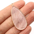 Pendentif goutte en quartz rose avec bordure dorée et textures de pierre naturelle - Quartz rose