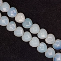 Cuentas de piedra de ópalo blanco en forma de corazón con brillo azul irisado - 15x15x8mm (aprox. 14 cuentas) / Ópalo
