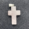 Ciondolo a croce in quarzo rosa con gancio in argento su fondo scuro strutturato - Quarzo rosa