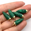 Malachiet hanger in kogelvorm met gouden metalen kapje vastgehouden in de hand - Malachiet