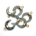 Cinq pendentifs croissants en pierre naturelle gris-vert avec attaches en métal doré - 16x18mm / Pierre Flash (Labradorite)