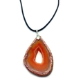 Pendentif en tranche d'agate naturelle avec dégradé orange sur un cordon noir - Irrégulière / Rouge Orange