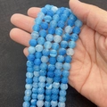 Levendige blauwe verweerde agaatkralen met uniek craquelépatroon vastgehouden - Blauw