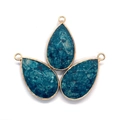 Waterdruppelvormige hanger van natuurlijke turkoois met goudkleurige metalen rand en oogje - Nr. 2 (Blauwe Sodaliet) / 16x30mm
