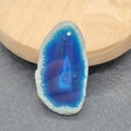 Macro-opname van donkerblauwe natuurlijke agaat schijfhanger met voorgeboord gat - 20x40-35x50mm / Blauw