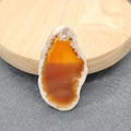 Macro-detail van een natuurlijke agaat hanger met doorschijnende rode textuur - 20x40-35x50mm / Oranje