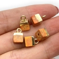 Set de cuatro colgantes de cubo en piedra natural con detalles en metal dorado para joyería DIY - US 8