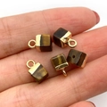 Set de 5 dijes de cubo en piedra ojo de tigre con enganches dorados para joyería DIY - US 9