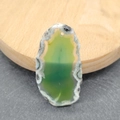 Onregelmatige groene agaat hanger met natuurlijke textuur en een boorgat aan de top - 20x40-35x50mm / Smaragdgroen