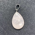 Pendente in quarzo rosa a forma di goccia con chiusura in argento su sfondo scuro - Quarzo rosa
