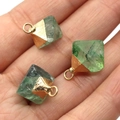 Tres colgantes de fluorita verde octaédrica con tapas de metal dorado en la mano - 11-20mm / Verde claro