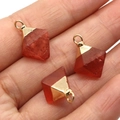 Trois pendentifs en pierre orange-rouge translucide en forme de losange avec bélières - Rouge