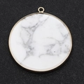 Pendentif rond en turquoise blanche avec bord doré et texture de pierre naturelle - 40mm / Howlite