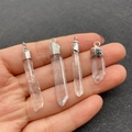 Hand hält klare Bergkristall Anhänger mit silbernen doppelten Metallkappen für DIY - 10x23-5x43mm / Transparent Weiß Mit Silberkappe (Einloch-Anhänger)