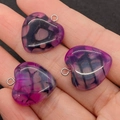 Trois pendentifs cœur en agate veine de dragon violette avec anneaux argentés en main - Style Violet (5)