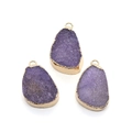 Drie paarse natuurlijke druzy kwarts hangers in druppelvorm met vergulde randen - Peervormige Hanger / Paars