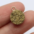 Runder Goldsandstein-Anhänger 12x15mm mit Goldmetall-Beschichtung für DIY-Schmuck - Gold