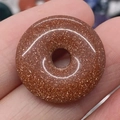 Poliertes braunes Goldstein-Donut-Anhängsel mit funkelndem Glitzer für DIY-Schmuck - Goldsandstein