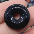 Schwarzer Obsidian Donut Anhänger mit silbernen Linien und glatter Oberfläche - Schwarzer Achat
