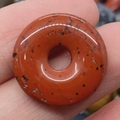 Poliertes Red Jasper Donut Anhänger Charm mit natürlichen dunklen Mineralflecken - Roter Jaspis (Nr.3)